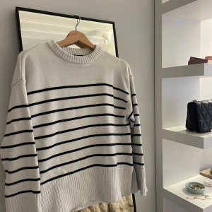 Vit och svart randig tröja - Mysig stickad tröja i bra skick✨