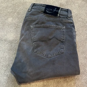 Grå jeans från Jacob Cohen - Skick: 9/10, liten slitning vid botten av benet - Storlek: 36 - Längd:110cm Midja:46cm ben:18cm - Nypris: 5000 kr+