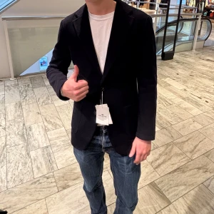 John Henric Blazer - 🏝️Klassisk kavaj med enknäppning och fickor framtill. Perfekt för både formella och avslappnade tillfällen.🏝️|Nypris: 2000kr| tagig av lappen men den tillkommer samt nk påsen