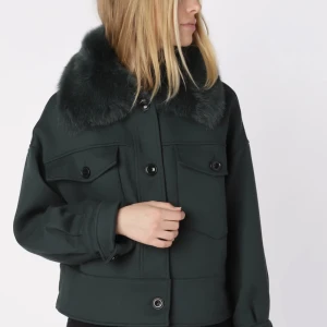 Meotine jacka grön - Jätte fin Meotine jacka som tyvärr inte kommer till användning 🩷ett hål på innersidan av jackan men som inte syns utvändigt men har använt den sparsamt så den ser nästan ny ut, skriv privat för mer bilder eller information 🩷