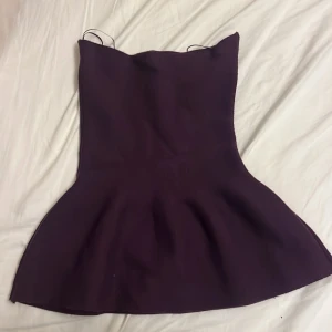 Mörklila topp från Zara - Snygg mörklila topp från Zara i en stilren design. Toppen är axelbandslös och har en figurnära passform som framhäver silhuetten. Perfekt för en kväll ute eller en speciell tillställning. Tillverkad i ett mjukt och bekvämt material.