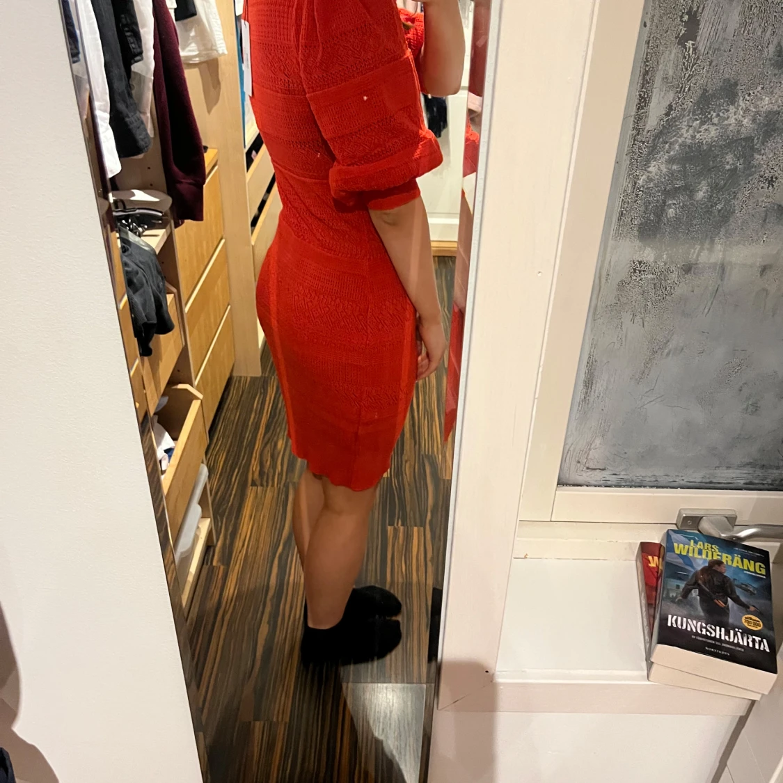 Röd stickad klänning - 1