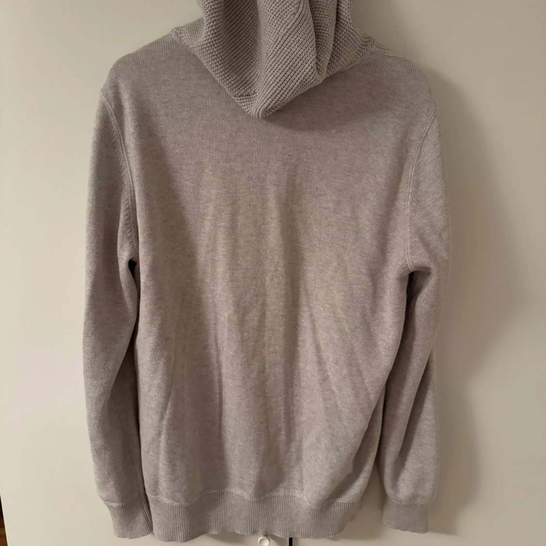 Grå kashmirblandning hoodie  med ribbade detaljer - 4