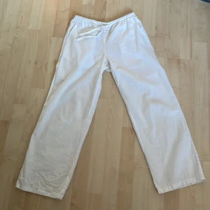 Vita linnebyxor  - Snygga och bekväma vita linnebyxor. Byxorna har en straight passform och är tillverkade i ett lätt och luftigt material. Perfekt till sommaren de är lite genomskinliga och är ganska korta 