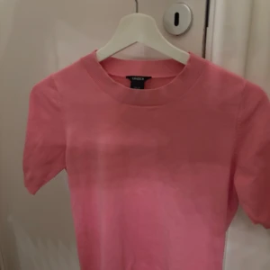 Rosa tröja från Lindex - Säljer en söt rosa tröja från Lindex i storlek XS. 