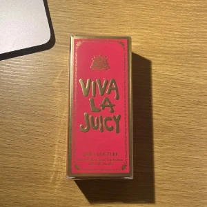 Viva La Juicy Parfym från Juicy Couture - Säljer en oöppnad Viva La Juicy parfym från Juicy Couture. Flaskan innehåller 30 ml❤️