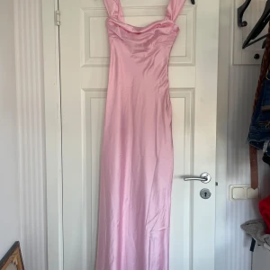 Rosa långklänning från Beginning Boutique - Jättefin rosa off shoulder balklänning från Beginning Boutique i storlek 6 (xs/34) Aldrig använd, sann i storleken till måtten samt har inga skråmor eller fläckar💗💗 Har ingen bild med den på men finns på deras hemsida om man söker på ”Ella Light Pink Off Shoulder Formal Maxi Dress” där finns även size guide💗💗 (Nypris 1100 kr)