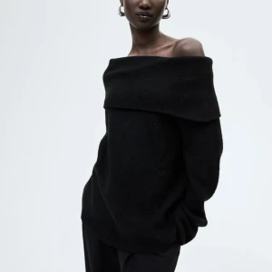 Offshoulder stickad tröja - Oanvänd 