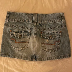 Snygg jeanskjol - Säljer denna jätte fina american eagle kjol! Den har inga defekter och är som ny. Midjemått 42 cm. Längd 30 cm. Hör av er om ni har frågor❤️