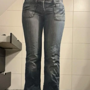 Blå jeans med vida ben - Snygga blå jeans med vida ben och låg midja. De har framträdande fickor och en klassisk dragkedja. Perfekta för en avslappnad stil. Bris kan diskuteras💕 Midjemåttet 37 och Innebenslängden 77cm💕