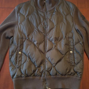 Moncler cardigan  - Tjena säljer/byter denna Moncler cardigan. Den är en 7/10 i skick. Nypris är ca 9000kr mitt pris 3300kr. Om ni vill byta med något så tveka inte på att höra av er! Obs det finns en fläck på cardiganen som ni kan se på bild 5! Hör av er om ni har frågor! 