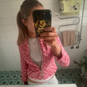 söt vår jacka💓🌸🌸 - super söt jacka!!🌼🌸 står st 36 i den men skulle säga att den sitter mer som en xs!