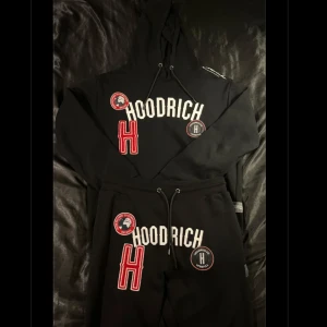 Svart hoodie och byxor från Hoodrich - Säljer en svart hoodie och matchande byxor från Hoodrich (köpta hos JD sports!) storlek L på båda! 