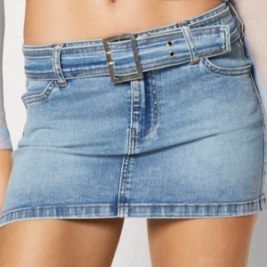 Lågmidjad jeanskjol - Snygg lågmidjad jeanskjol i med ett matchande bälte! Längden på kjolen är 29 cm. 