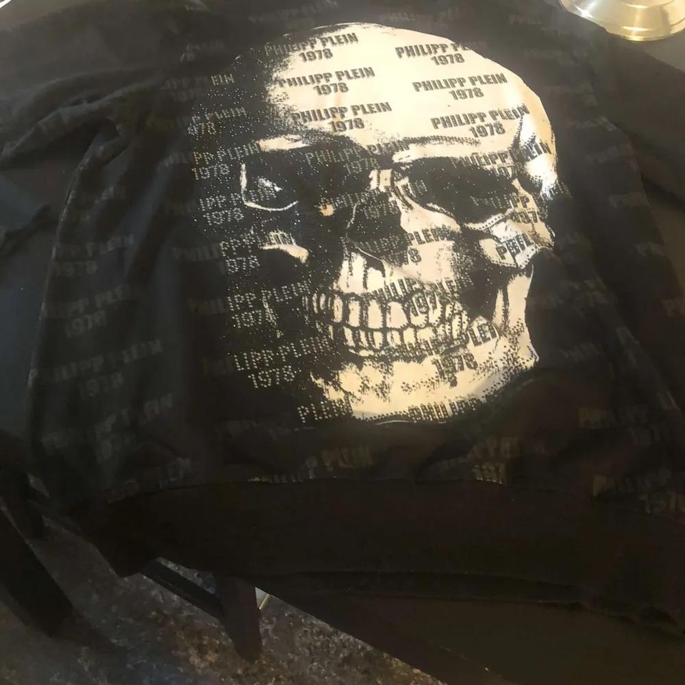 Säljer en Philipp plein sweatshirt fick den som present 2019 har använt den max 5 gånger inte varit min stil. Storlek M Pris går att diskutera!. Tröjor & Koftor.