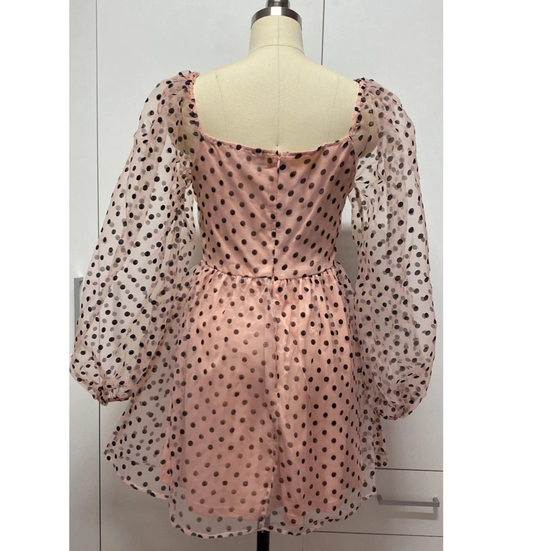 Rosa prickig klänning med puffärmar - 91