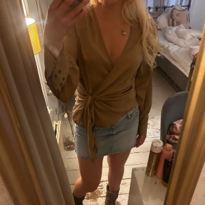 Blus  - Jättefin brun omlottopp med justerbar knyt i midjan. Leopardmönster med satintyg💖 Perfekt för både vardag och fest❣️