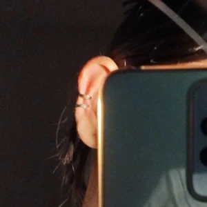 Guld smycke - Inte äkta guld. Krävs inget att man har hål i örat för att kunna ha på sig dem 💕