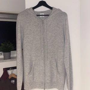 John Henric kashmir hoodie - Jag säljer denna otroligt snygga John Henric zip hoodie som är i en fin ljusgrå färg. Tröjan är i väldigt bra skick utan några deffekter. Pris kan diskuteras vid snabb affär.