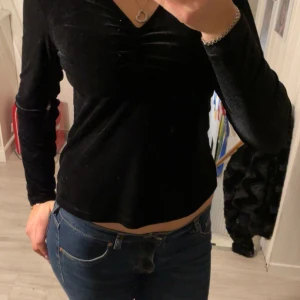 Svart sammetstopp från VILA - svart sammetstopp från VILA i storlek L. Den är långärmad och känns supermjuk mot huden💕aldrig använd