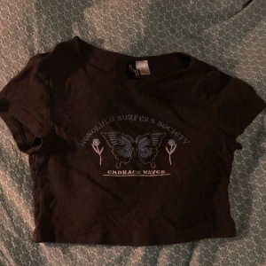 Super cropad fjärils tröja - Bra skick fin och väldigt cropad 