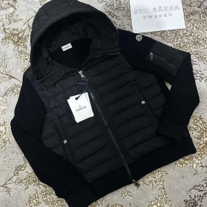  En moncler Hooded Cardigan i storlek M, jackan säljs eftersom den inte används längre. Pris: 1799kr  - En moncler Hooded Cardigan i storlek M, jackan säljs eftersom den inte används längre. Pris: 1799kr 