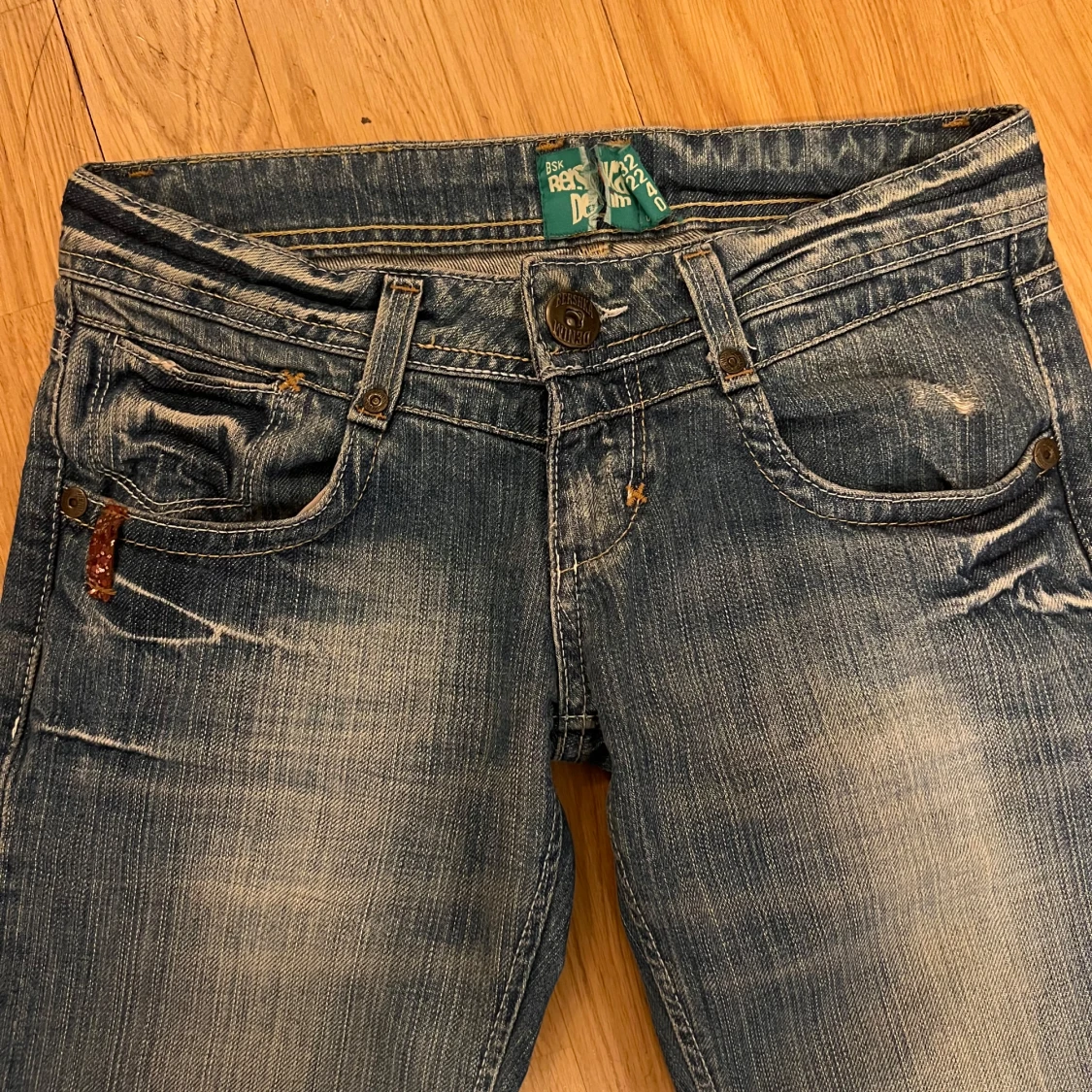 Low waist jeans med slitningar - 90