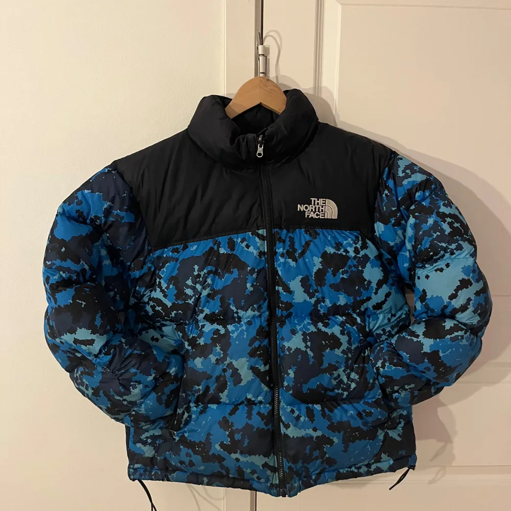 Säljer min gammla blåa kamouflage North Face jacka då jag inte använder den längre. Den är overall mycket bra skick, det enda slitage finns på vänstre bak ärmen (se sista bild) men det är igensytt och lagat till bästa förmåga. Jackan är även hundra procent äkta! Pris är diskuterbart😊. Jackor.