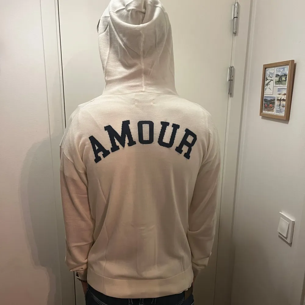 Säljer nu min helt nya oanvända ”Amour” Zadig & Voltaire zip-Hoodie med alla tags kvar från butik! Tröjan är i 100% merinoull och i storlek S. Nypris är ungefär 5000kr. Hör av er vid frågor🙋‍♂️. Tröjor & Koftor.