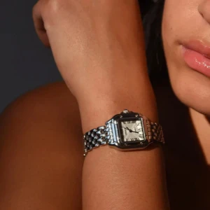 Silverklocka - Snygg och stilren Silverklocka, säljer pga fick fel färg skickad till mig. Bild lånad från hemsida 