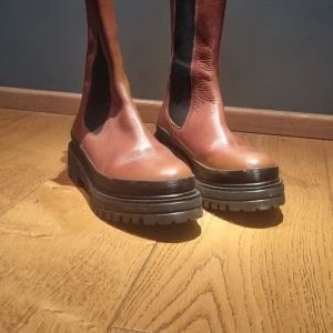 J Shoes boots - Stl 39, Nyskick,använda endast 1 gång. Kraftigare sula. Läder. Nypris 1299kr.  Endast 500kr. 
