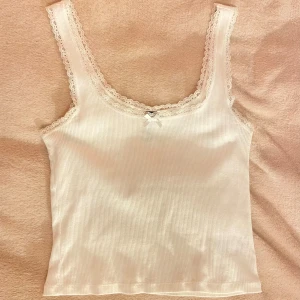 spetslinne 🎀  - köpt för ca 2,5 år sedan men har inte använts så mycket, så skicket är bra 👌kontakta gärna vid frågor <3