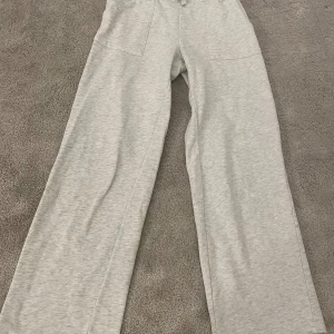Gråa mjukis byxor  - Fina gråa mjukis byxor från lager❤️säljer för att dom är för korta❤️