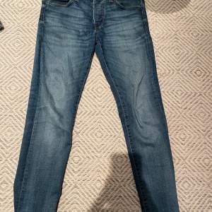 Ett par blå Jack & Jones jeans i bra skick storlek 29/30 nypris 899