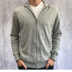 Merinoull tröja  - Fet merinoull tröja. Skick 9/10. Storlek L. Modellen är 180cm! Pris kan diskuteras! Hör av er vid frågor eller funderingar!⚜️🙌