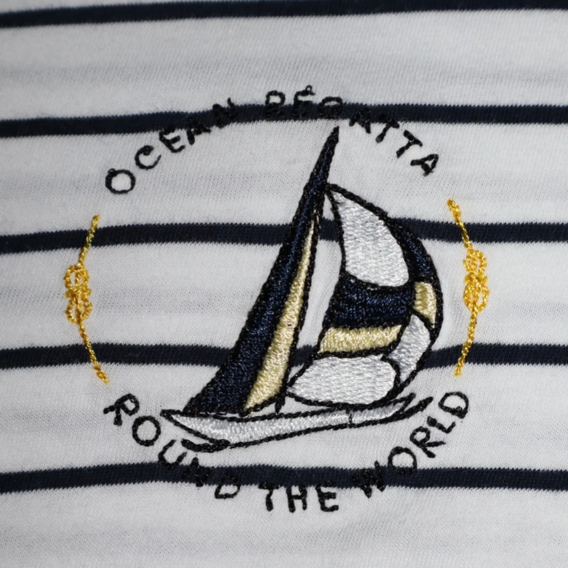 Randig t-shirt med båtbroderi - 91