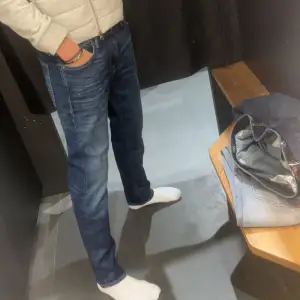 Säljer ett par snygga mörkblå jeans. Perfekta för vad som helst skit snygga , helt nya ! 350 snabb affär