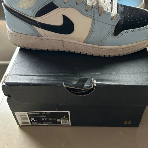 Air Jordan 1 Mid - Ett par Air Jordan Mid i bra skick säljes för 1100:-. Färg: Blue Glace  Ord.pris 2400:- Storlek 38.5