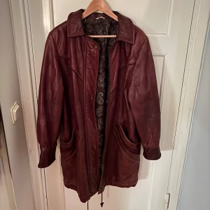 Läder rock  - Cool läder rock. Super frän färg och coolt mönster på insidan.  Passar medium