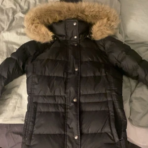Tommy hilfiger jacka - Vinter jacka från Tommy hilfiger i Stl S, bra skick använt få gånger🥰