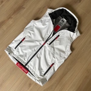Helly Hansen väst  - Säljer en skit snygg Helly Hansen väst som är i storlek S! Hör gärna av dig om du har frågor!