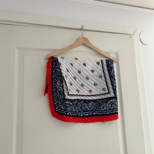Sjal - Kan användas som topp, i håret, till väskan med mera. 