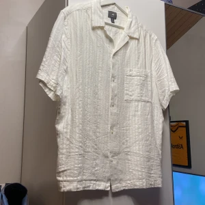 Skjorta  - H&M skjorta i storlek M. Nyskick och inte använd mer än 2 gånger. Snyggt mönster