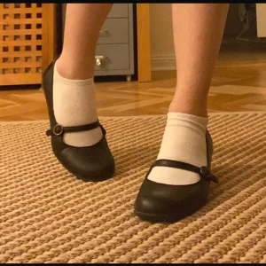 Svarta ballerinaskor med rem - säljer mina fina mary janes då de ej kommer till användning längre, klacken behöver fixas som det syns på tredje bilden, men annars själva skon i sig är i mycket bra skick och ser ut nästan som ny. skriv gärna vid frågor :)