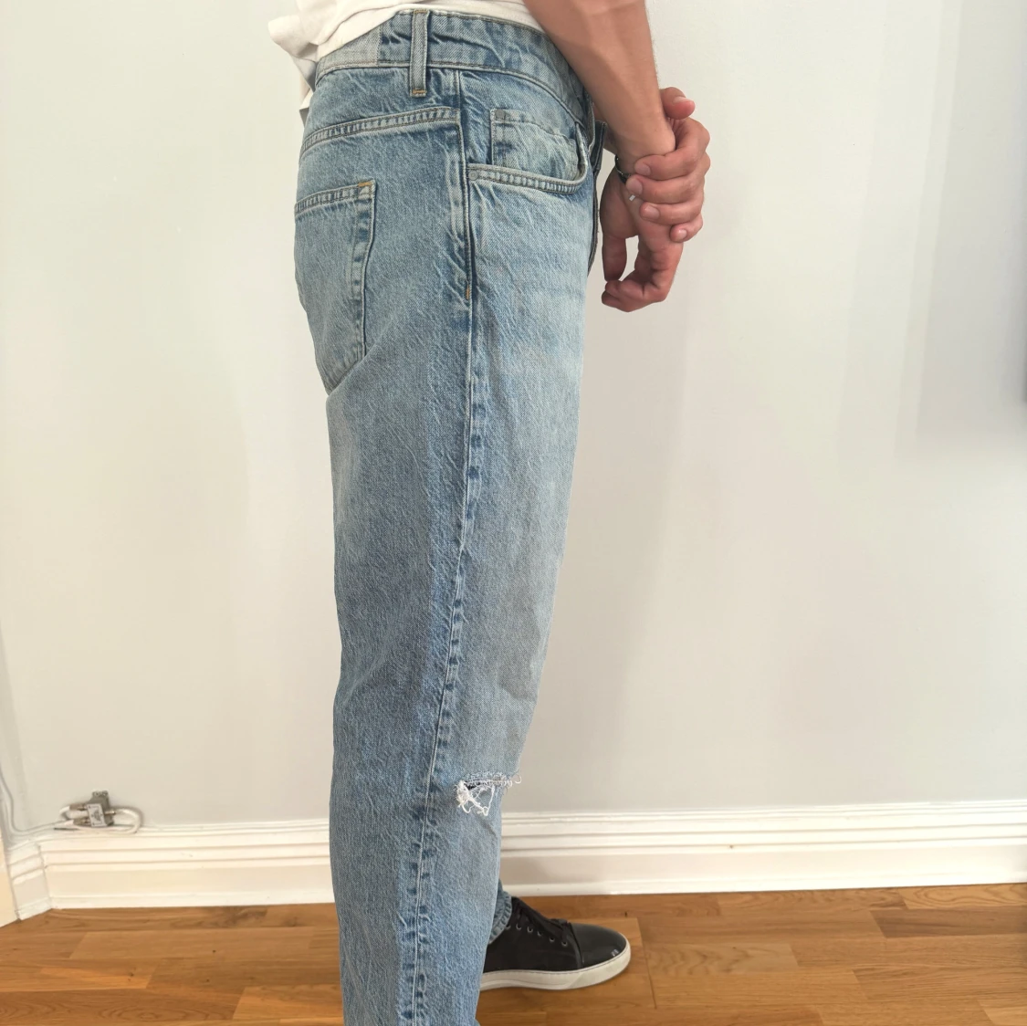 Blå jeans med slitningar - 90