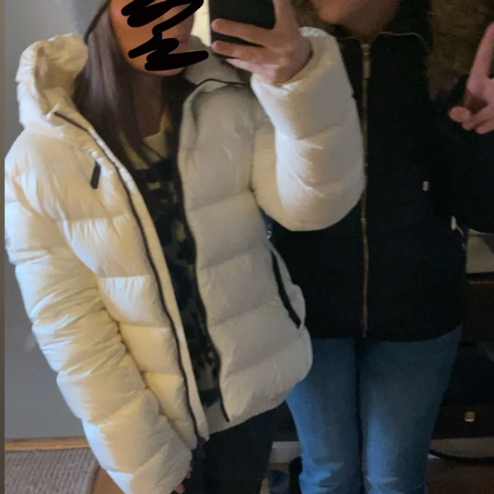 Vit moncler DORTHA DOWN JACKET för tjejer. Perfekt vinterjacka varm. Jag har andvänt den i 2 veckor, säljer eftersom jag tycker den va lite förstor. De är storlek xs men passar även s, nypris ca 7000.  (KOM PRIVAT FÖR FLER BILDER)💞. Jackor.