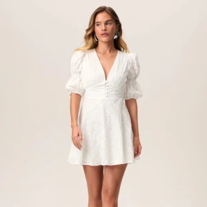 Adoore klänning - Säljer min superfina adooreklänning som jag hade på min student, inga defekter!🤍