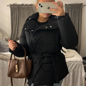 Vinterjacka  - aldrig använd prislappen kvar , nypris 799kr🩷