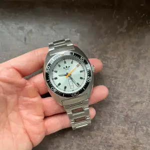 Säljer en adidas Quartz, batteridriven klocka! Klockan bör fungera som den ska efter ett batteri byte, har ej funktionstestat därav billigare priset.  Mått: 42mm exklusive krona. 