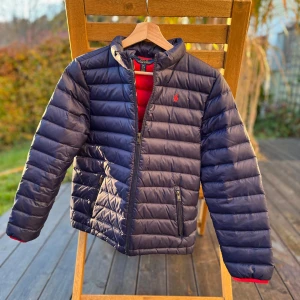 Ralph lauren dunjacka ny - Extremt fin ralph lauren dunjacka i nyskick. Storlek 14-16. Inga skador eller liknande på den och ser helt och hållet ny ut. 